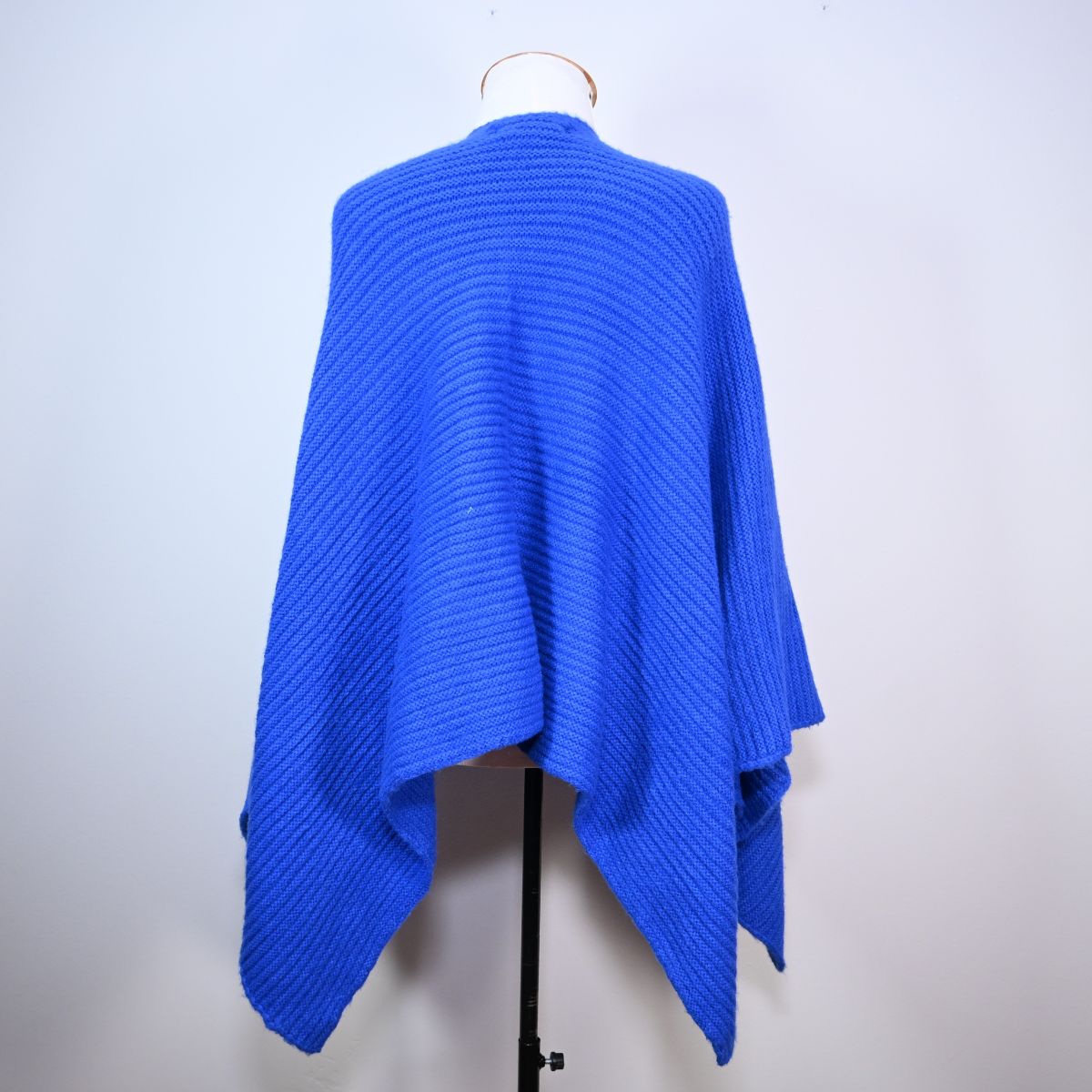 Poncho de malha azul royl