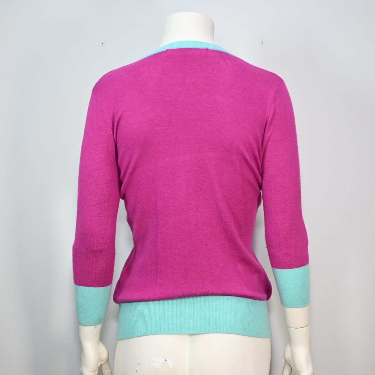 Cardigan rosa e azul claro