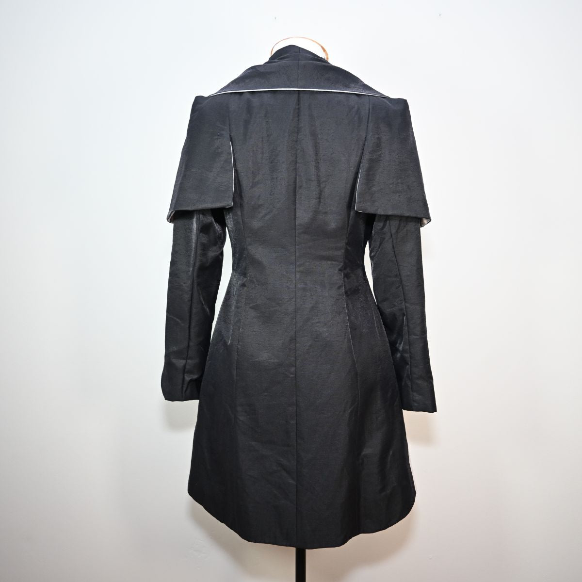Casaco longo preto com detalhe branco