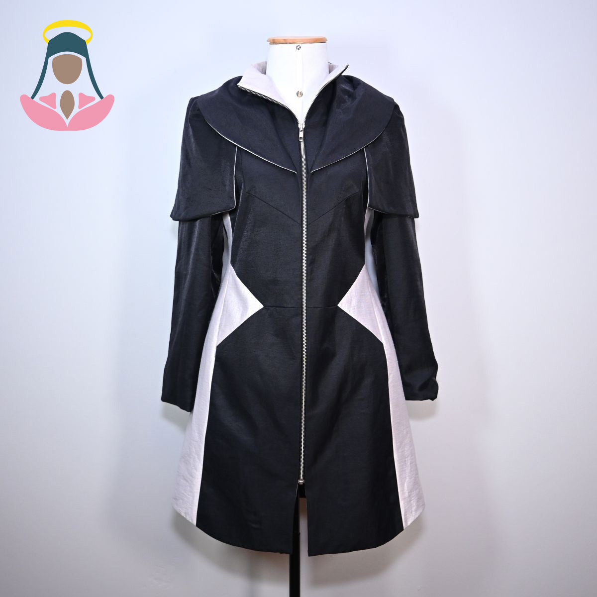 Casaco longo preto com detalhe branco