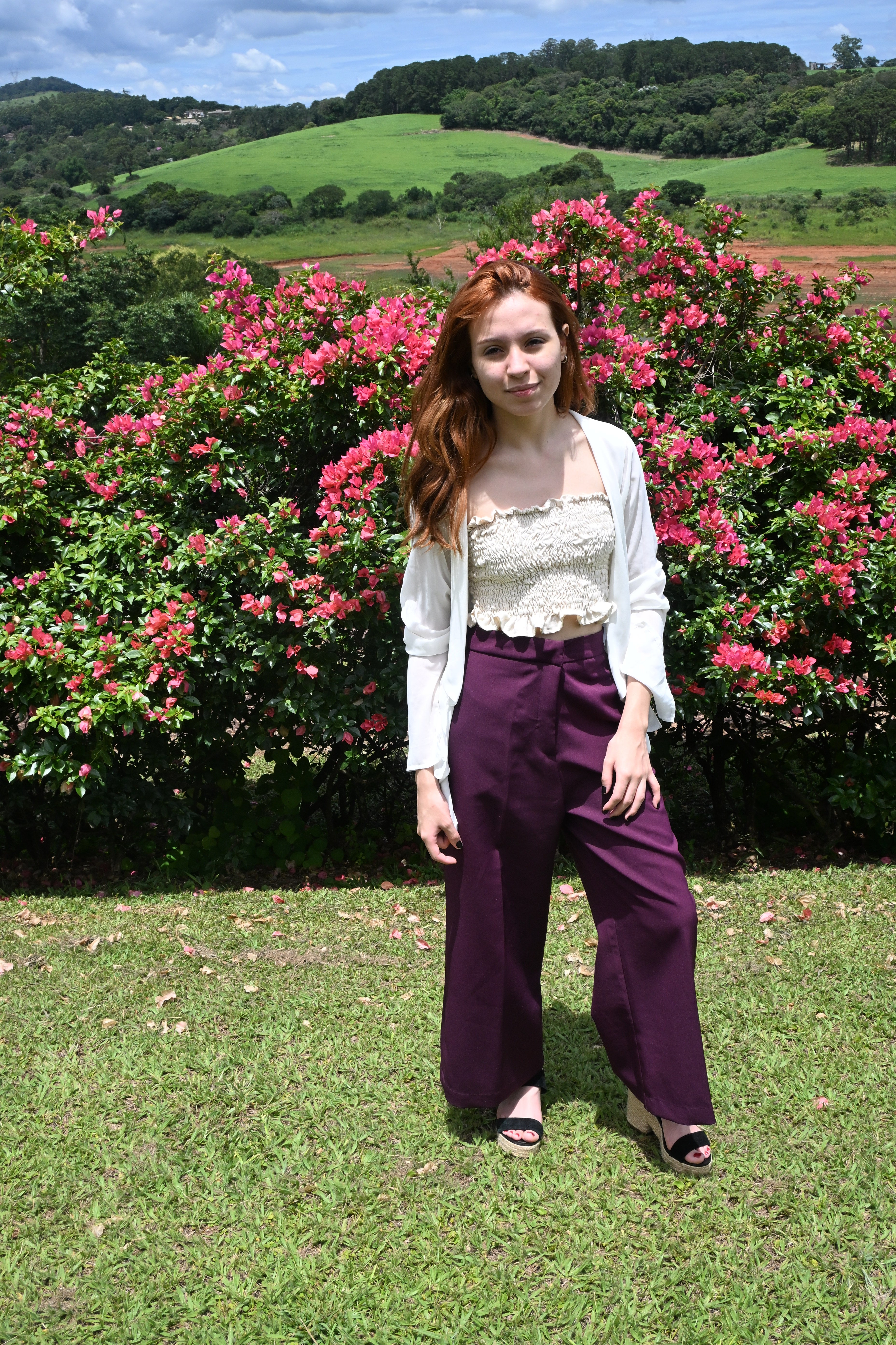 Blusa branca com transparência e babado