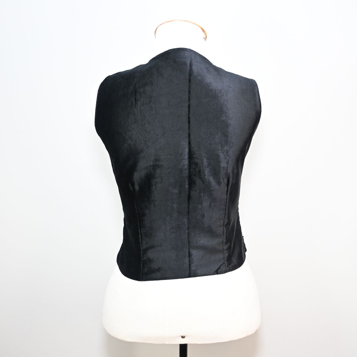 Colete preto aveludado com bordados e miçangas
