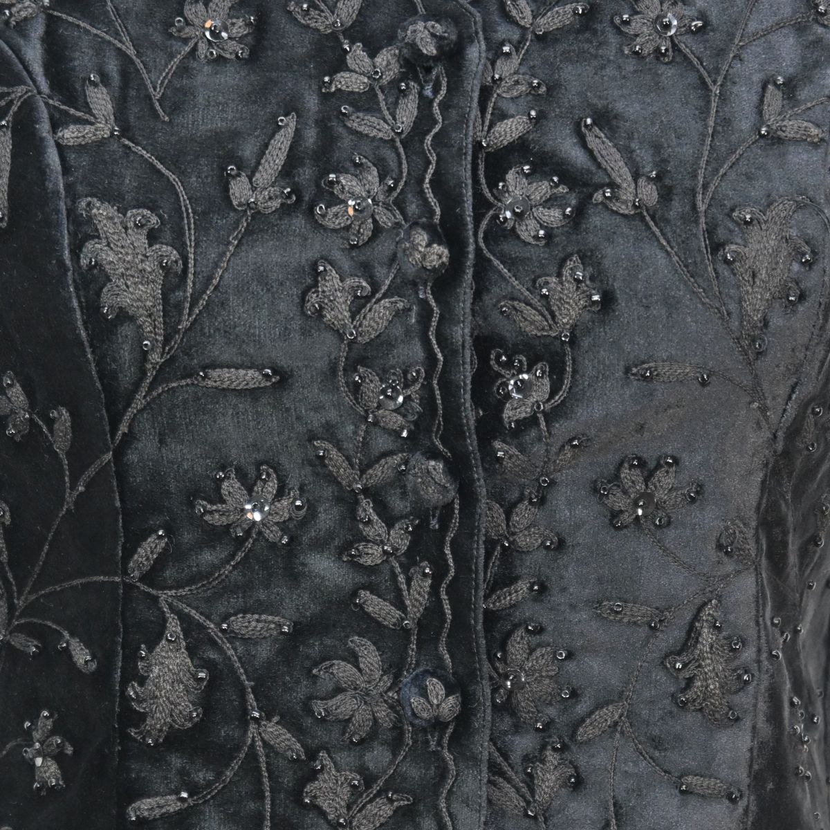 Colete preto aveludado com bordados e miçangas