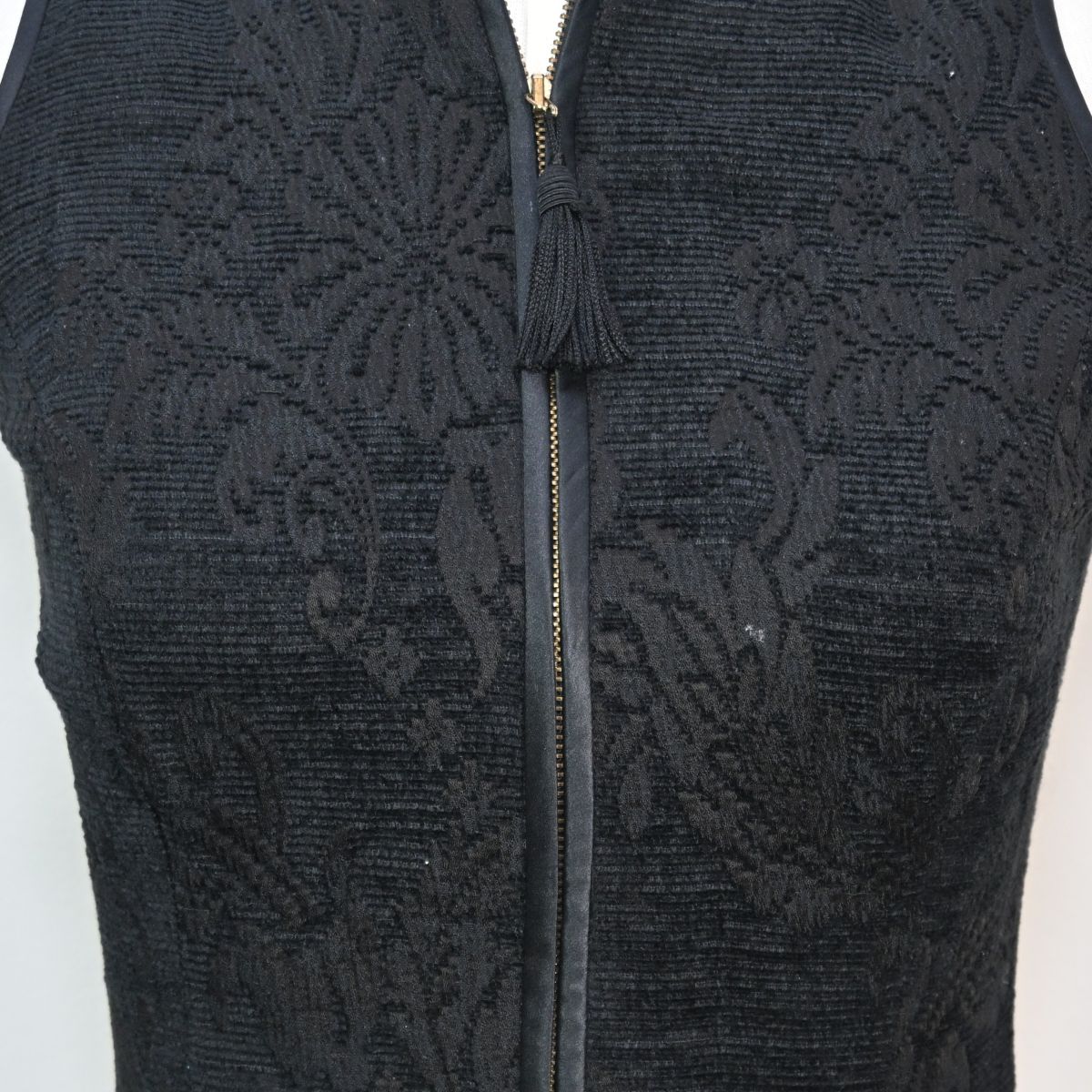 Colete preto de jacquard com zíper