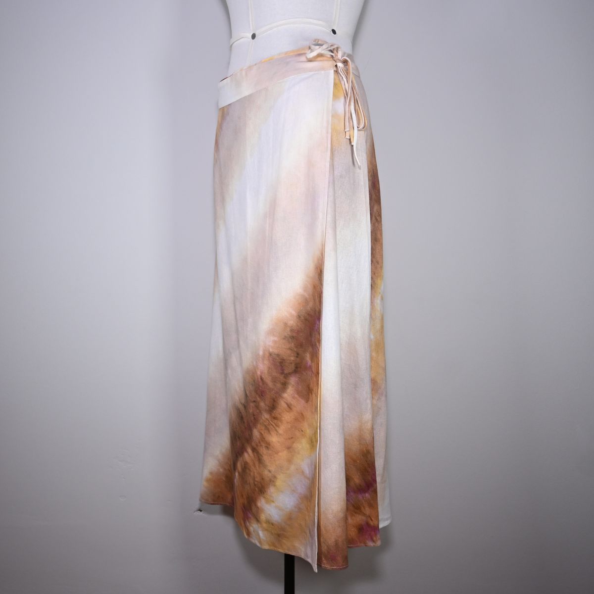 Saia midi com tons terrosos