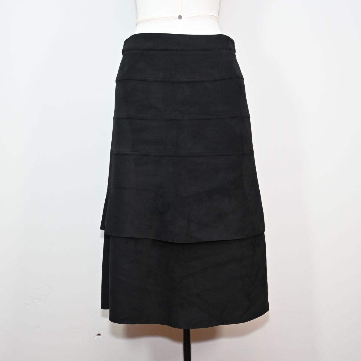 Saia midi preta de suede