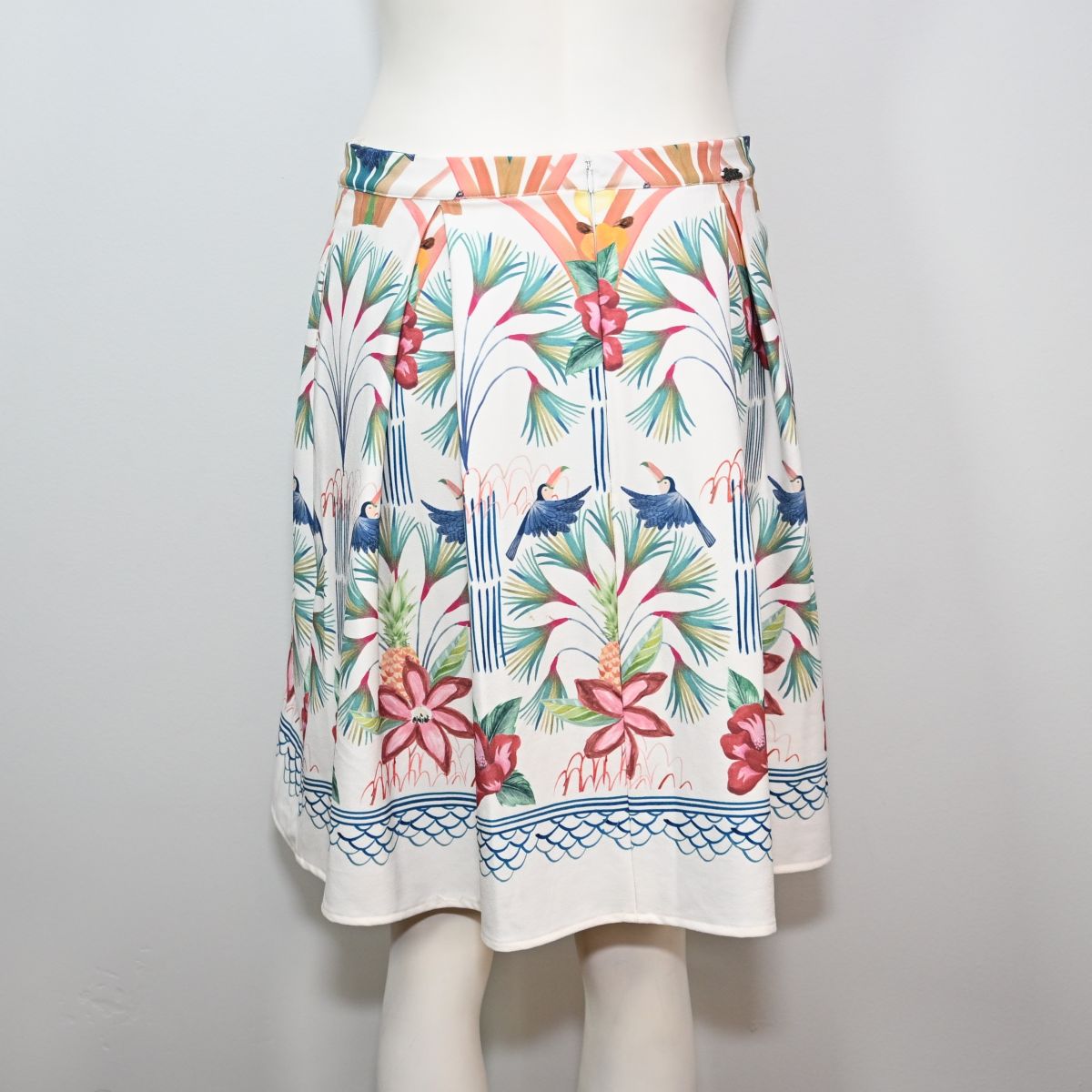 Saia curta rodada com estampa floral