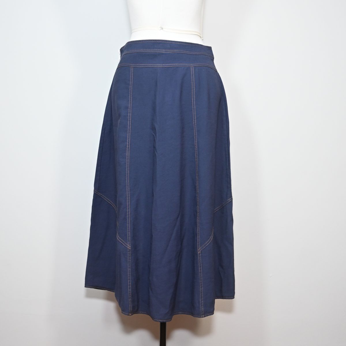 Saia midi azul com pesponto bege