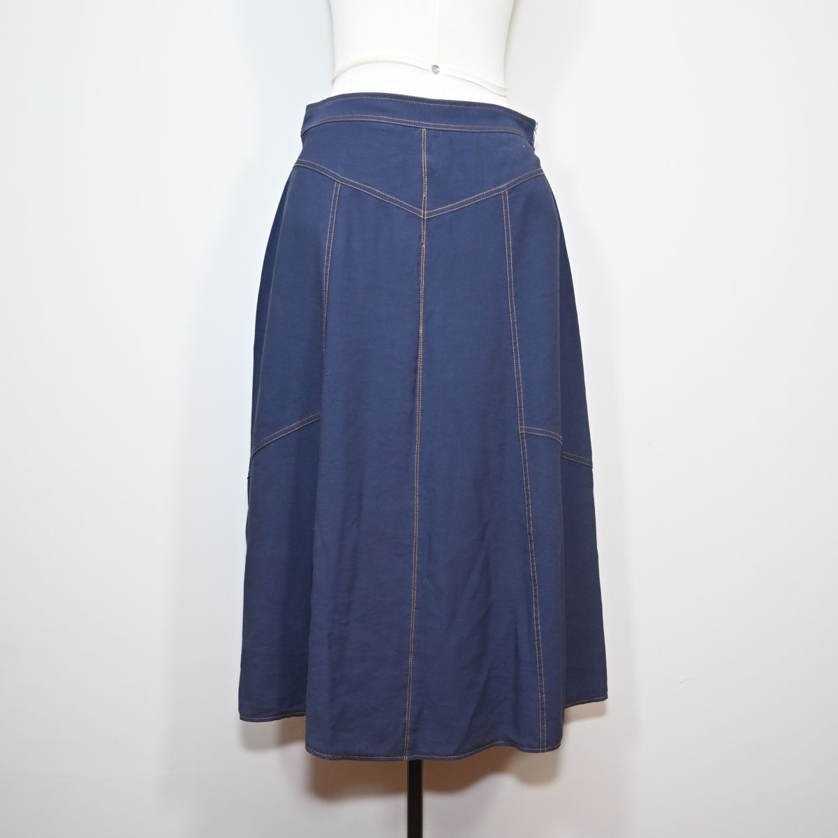 Saia midi azul com pesponto bege