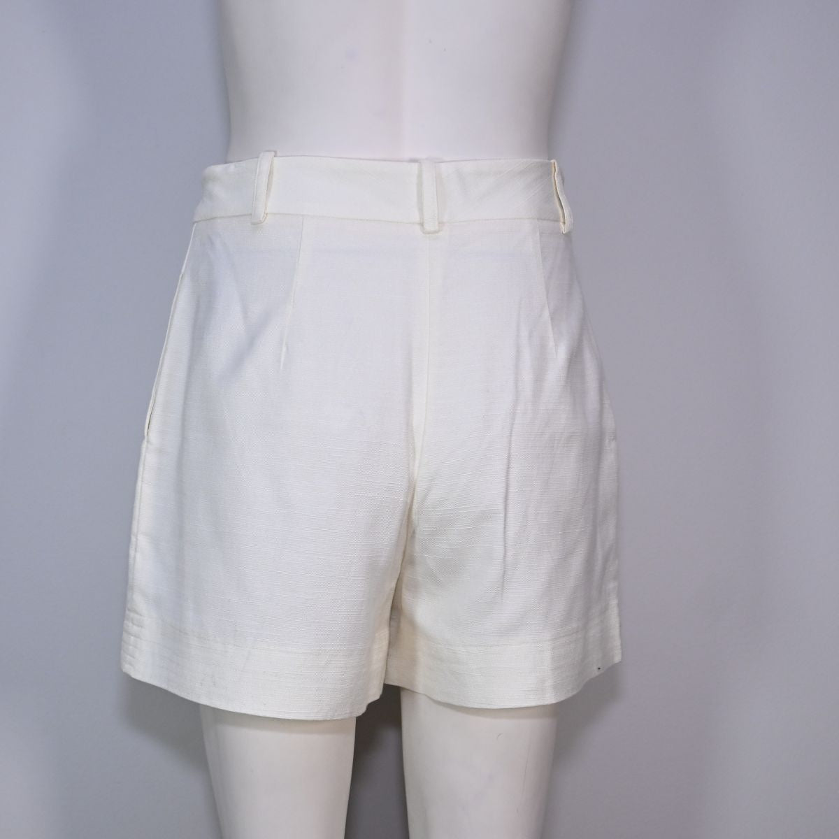 Shorts branco com botão madrepérola