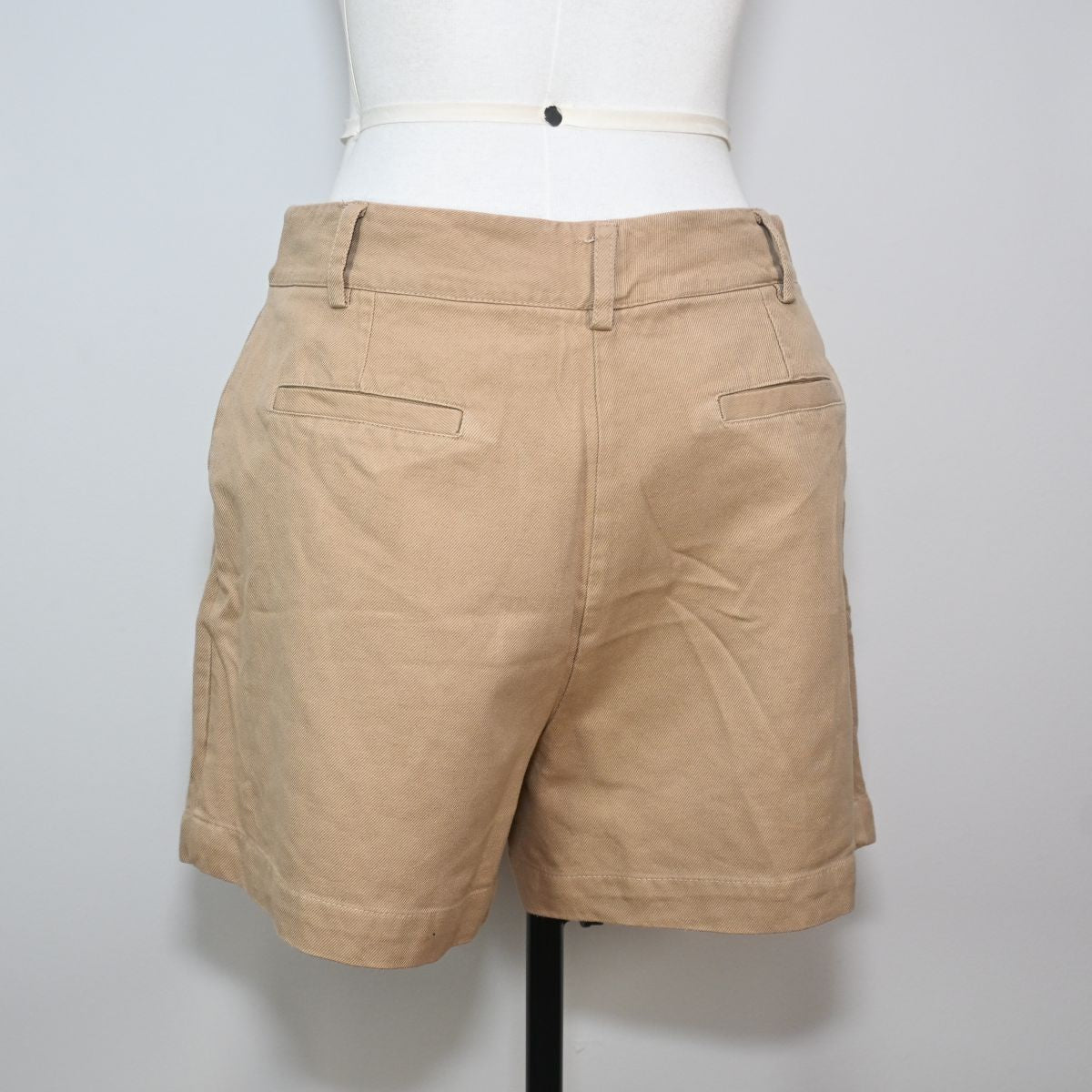 Shorts bege e alfaiataria