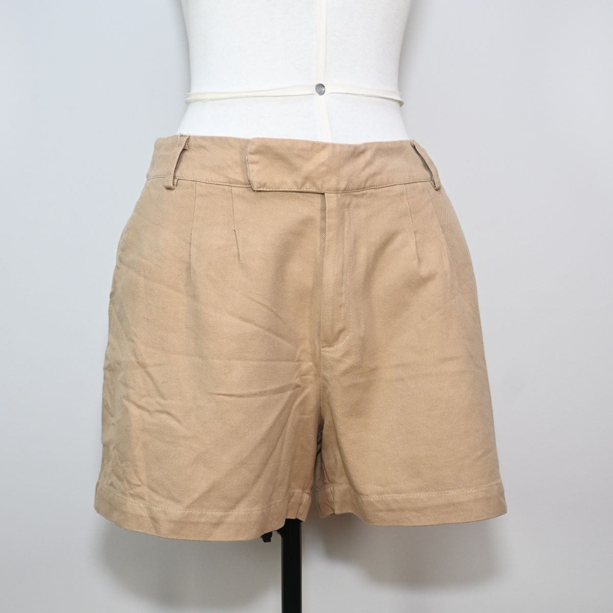 Shorts bege e alfaiataria