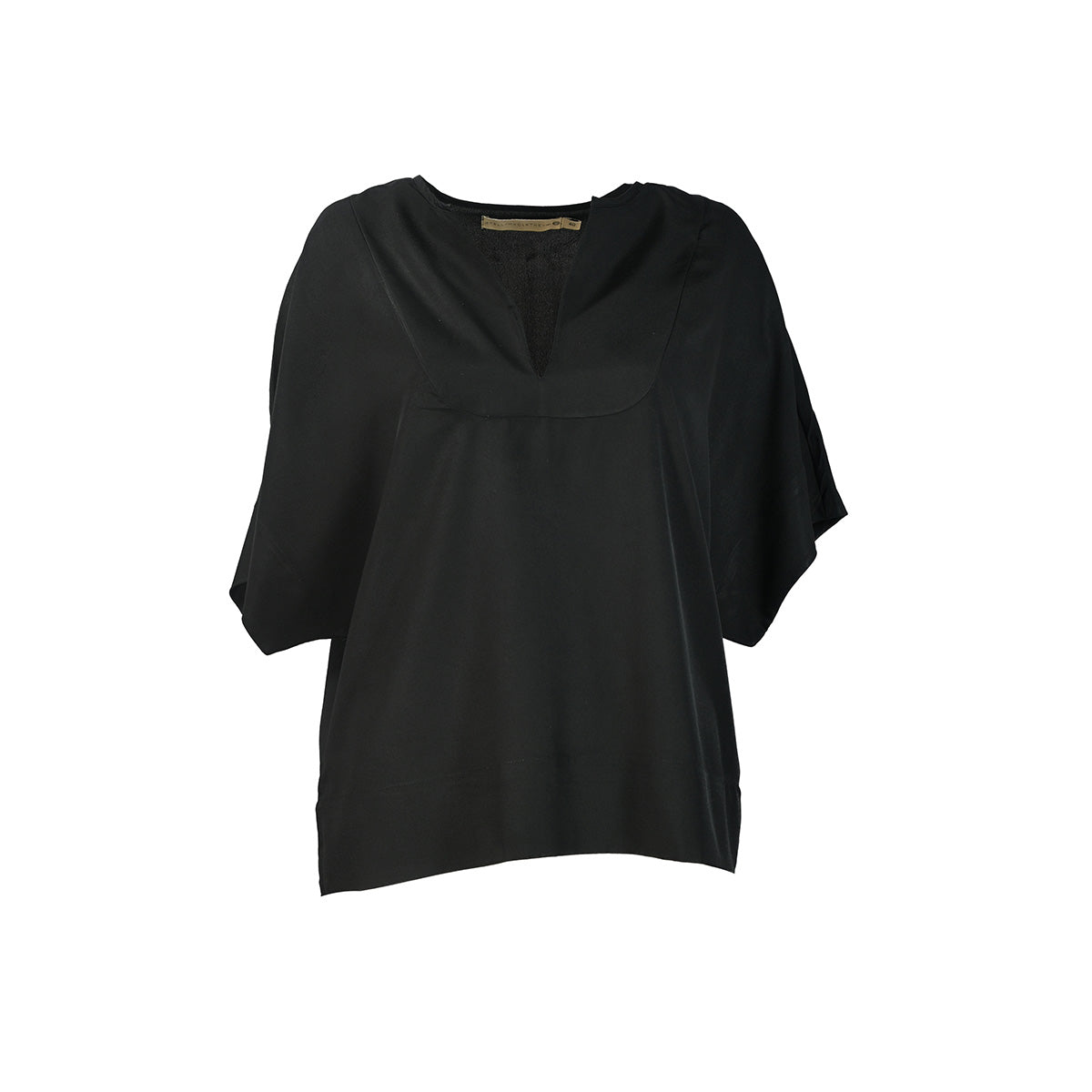 Camiseta preta com decote v