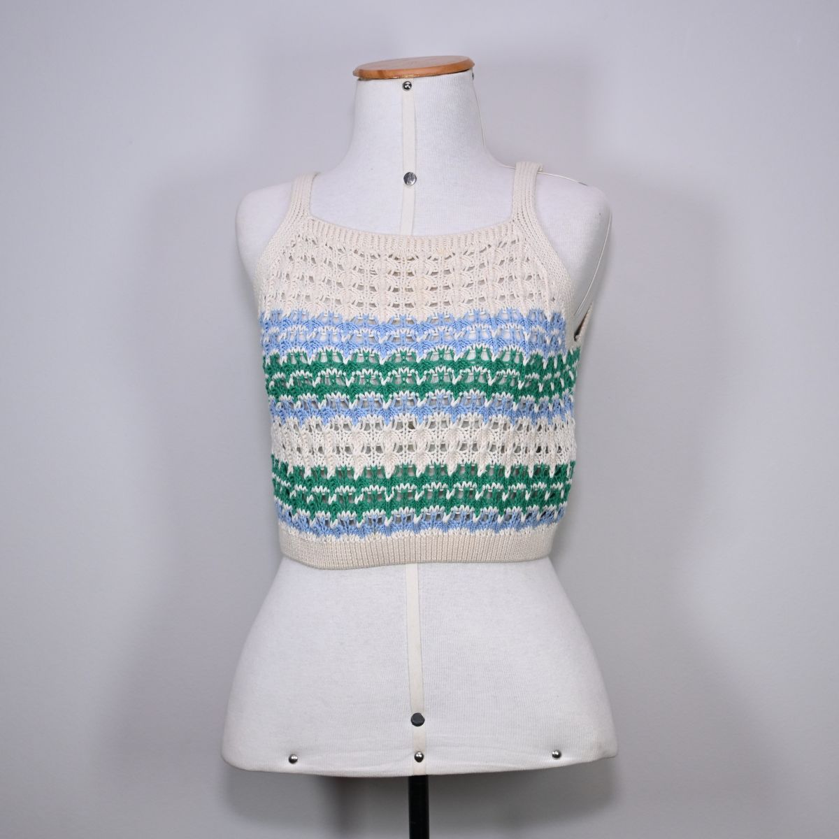 Cropped de crochê branco e azul