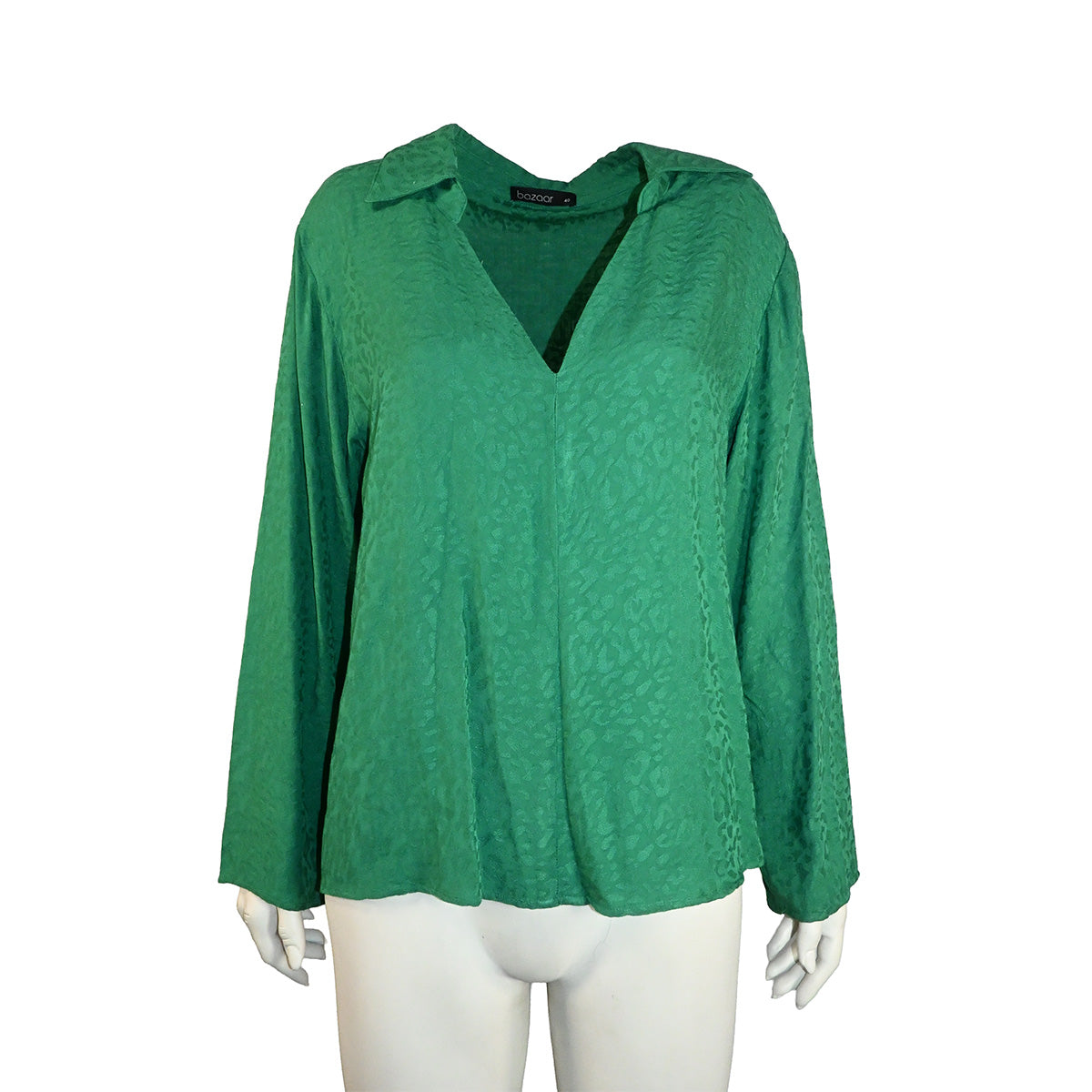 Blusa verde com textura de oncinha