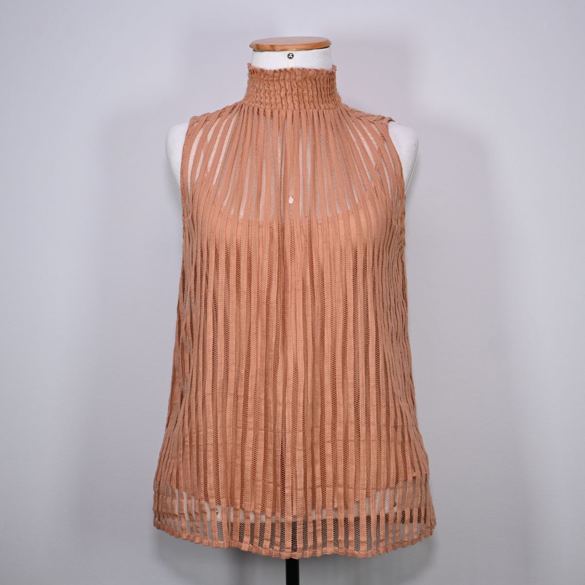 Blusa nude rendada com gola alta