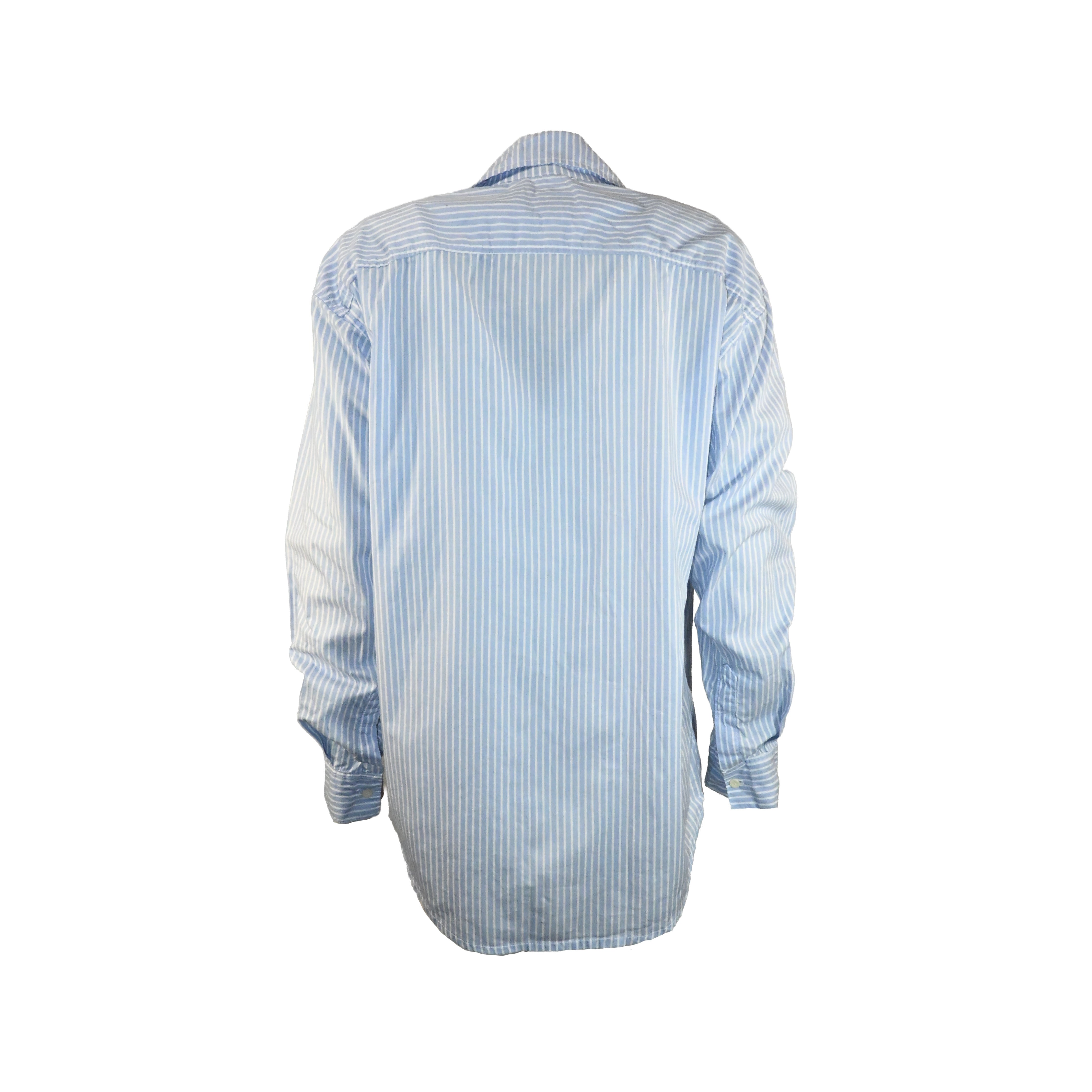 Camisa azul com listras brancas