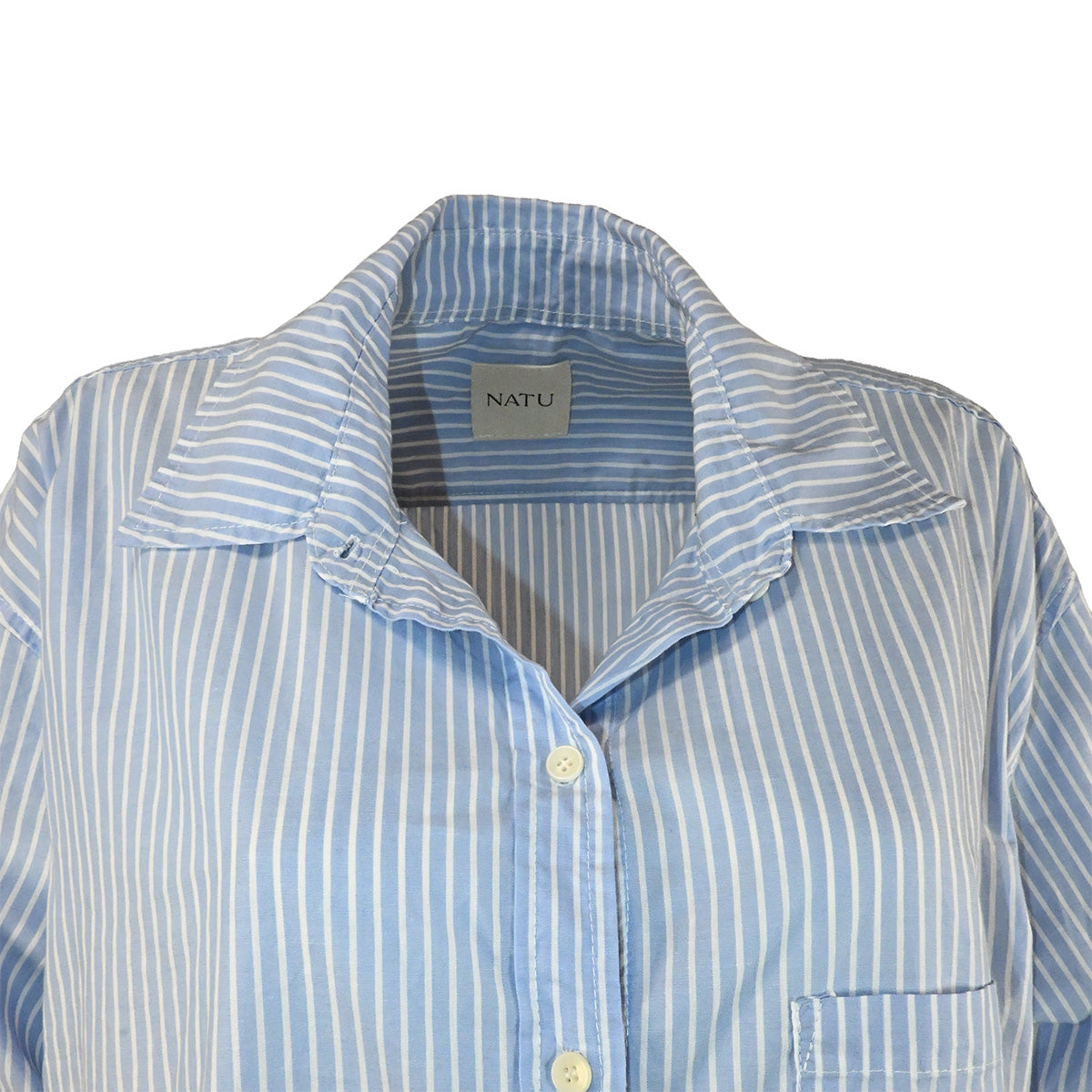 Camisa azul com listras brancas