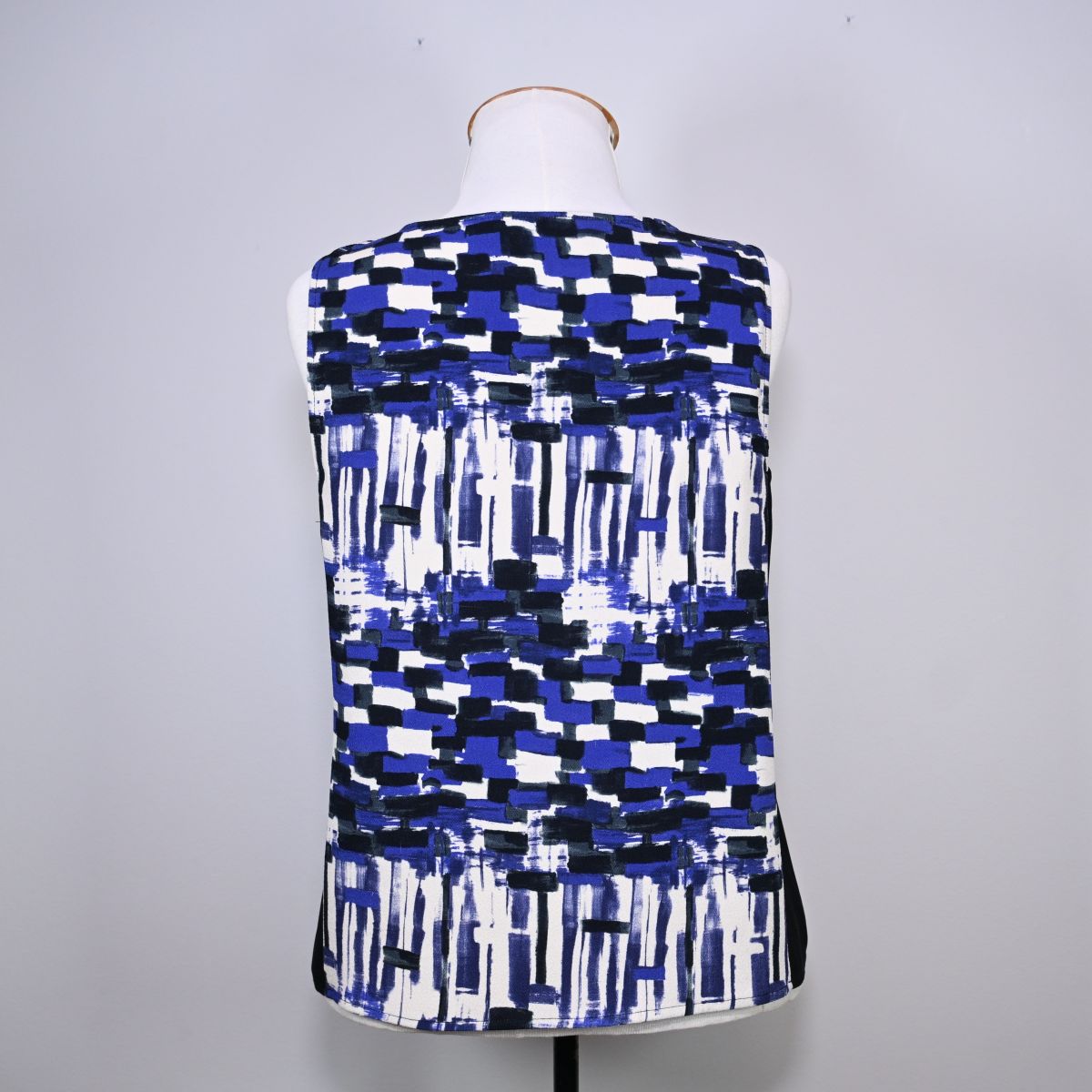 Regata estampada azul, branco e lateral preta