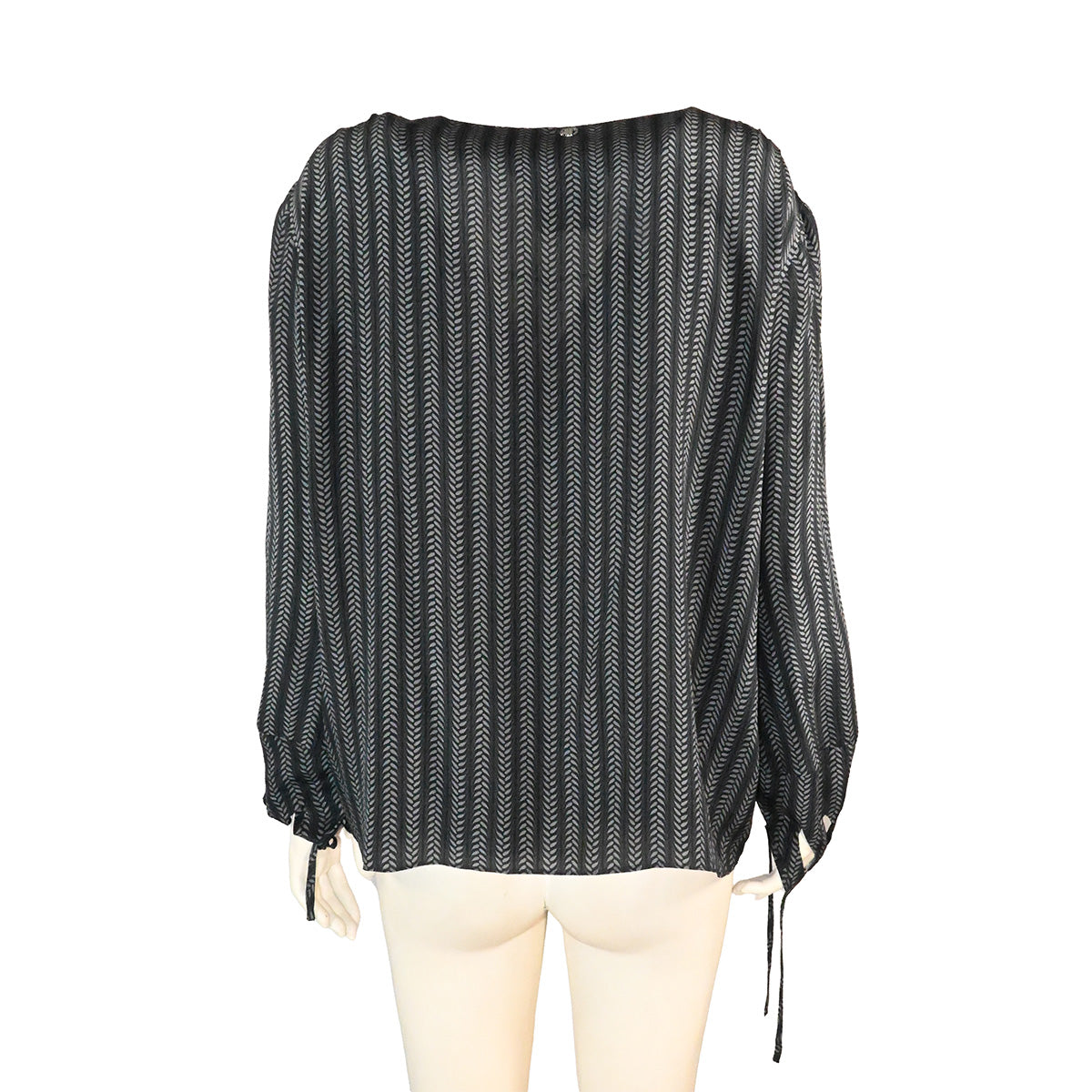 Blusa com decote cavado e mangas compridas