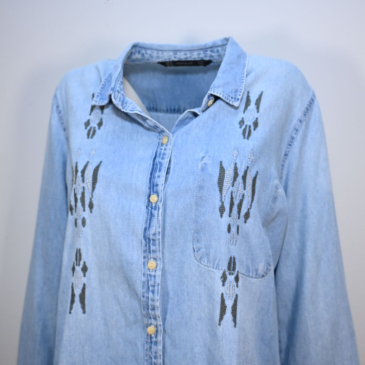 Camisa jeans com bordado
