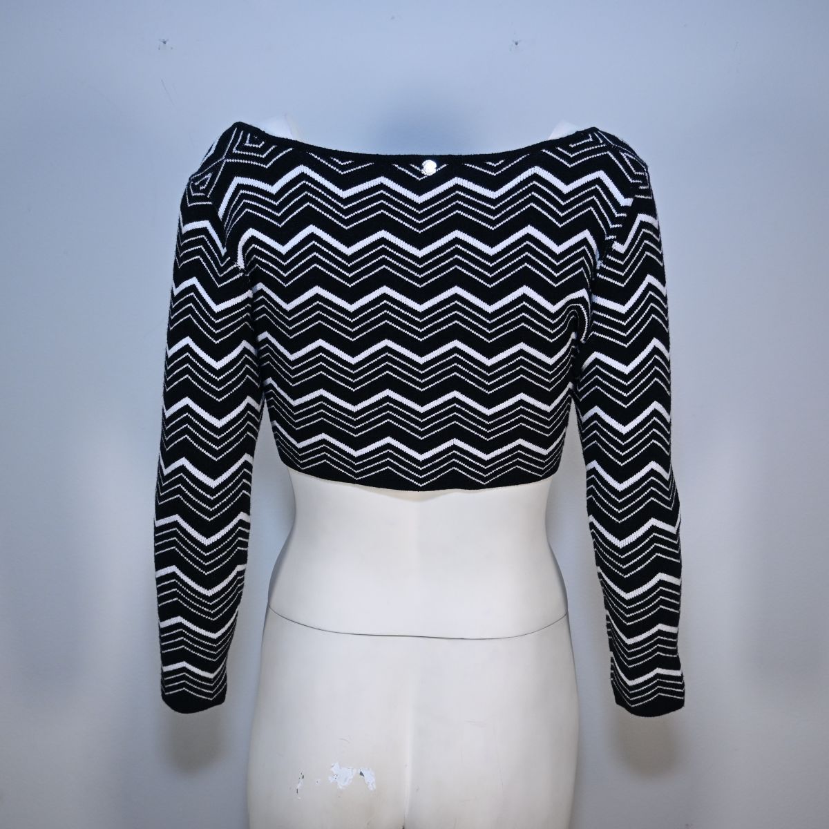 Cropped de malha preto e branco