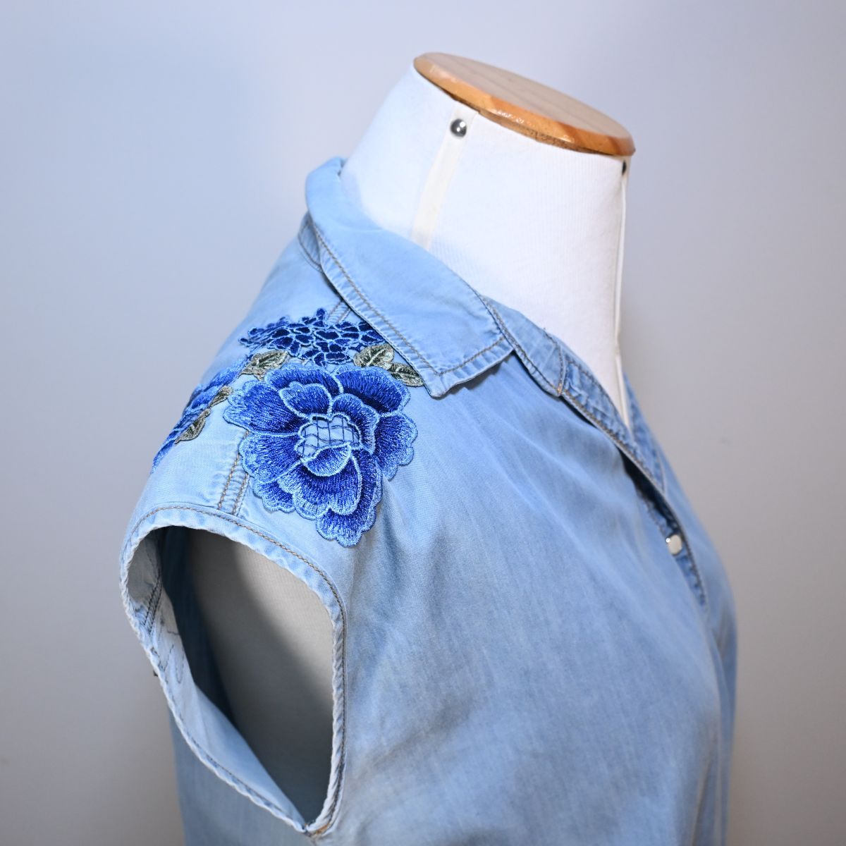 Camisa Jeans com bordado nos ombros