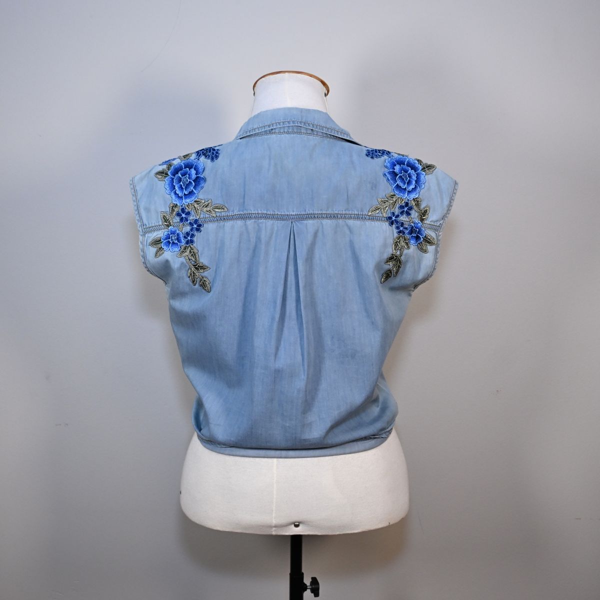 Camisa Jeans com bordado nos ombros