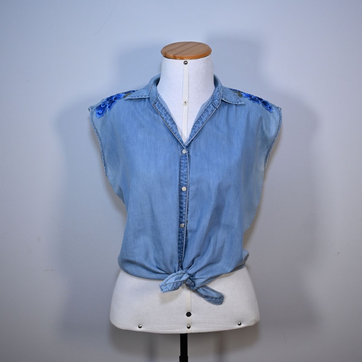Camisa Jeans com bordado nos ombros