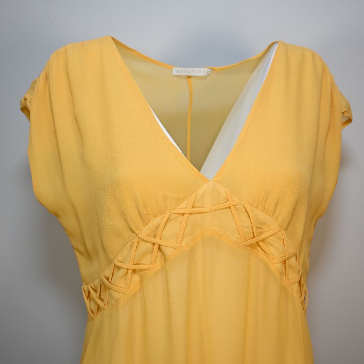Blusa amarela com detalhes trançados