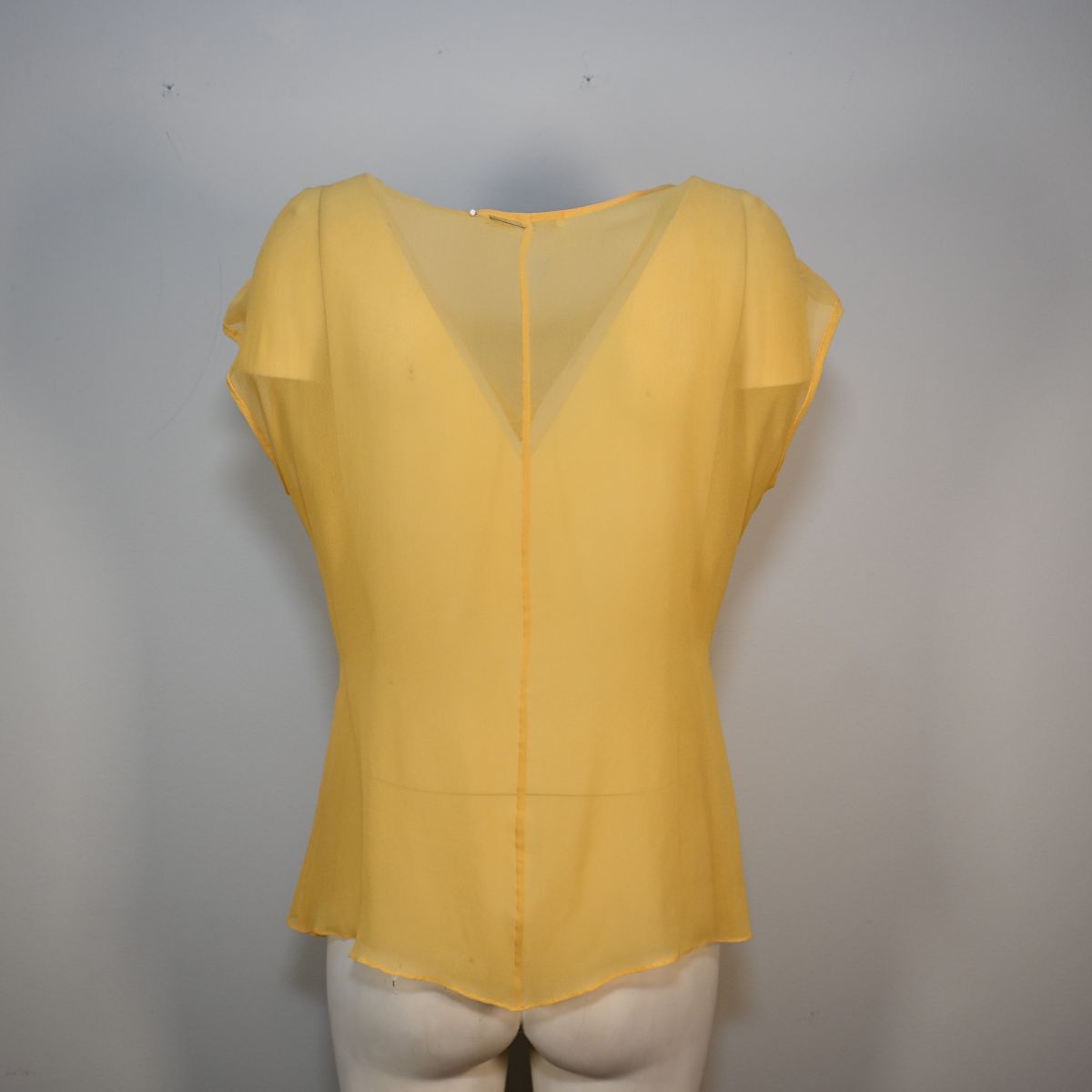 Blusa amarela com detalhes trançados