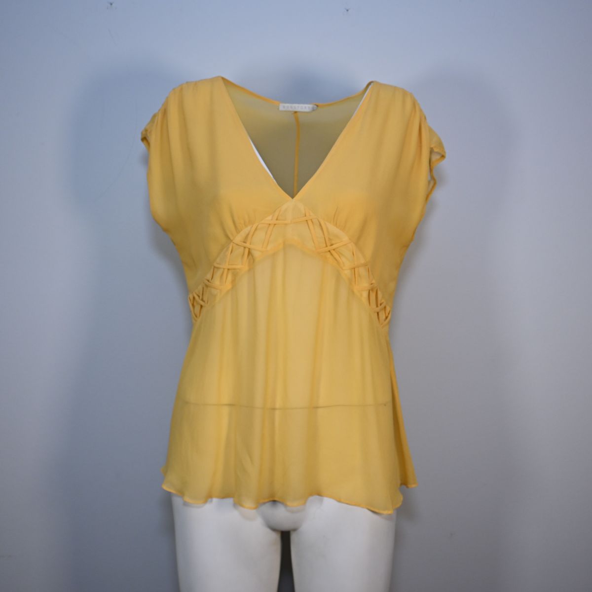 Blusa amarela com detalhes trançados