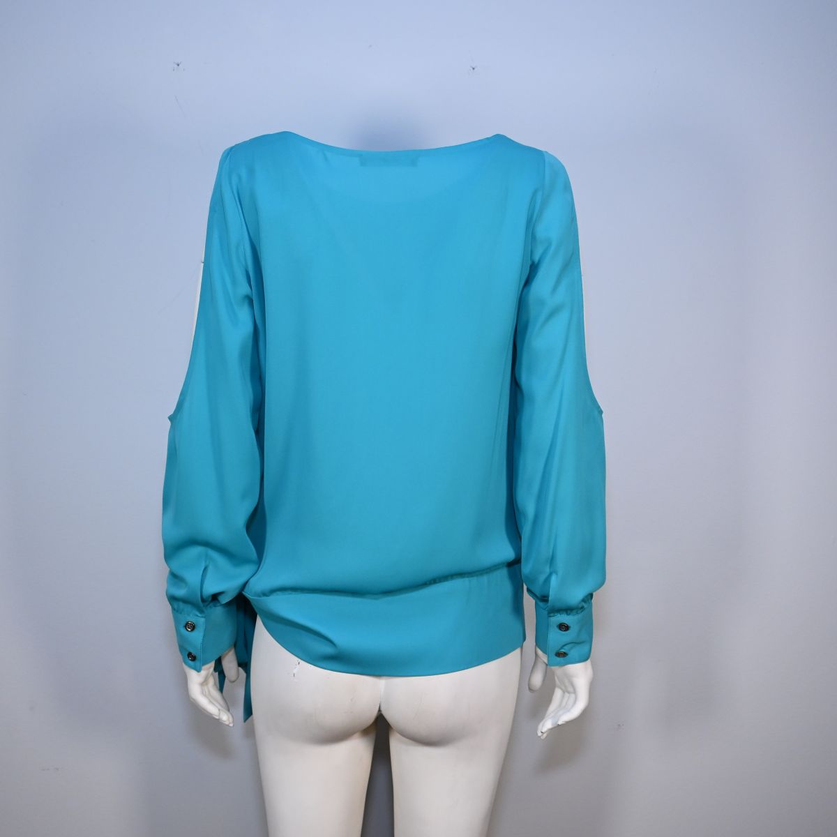 Blusa azul com ombros abertos