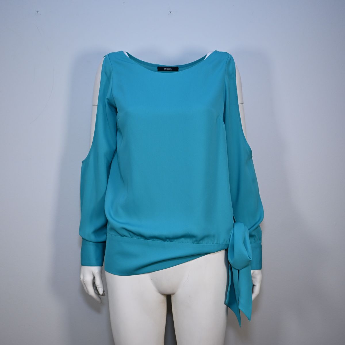 Blusa azul com ombros abertos