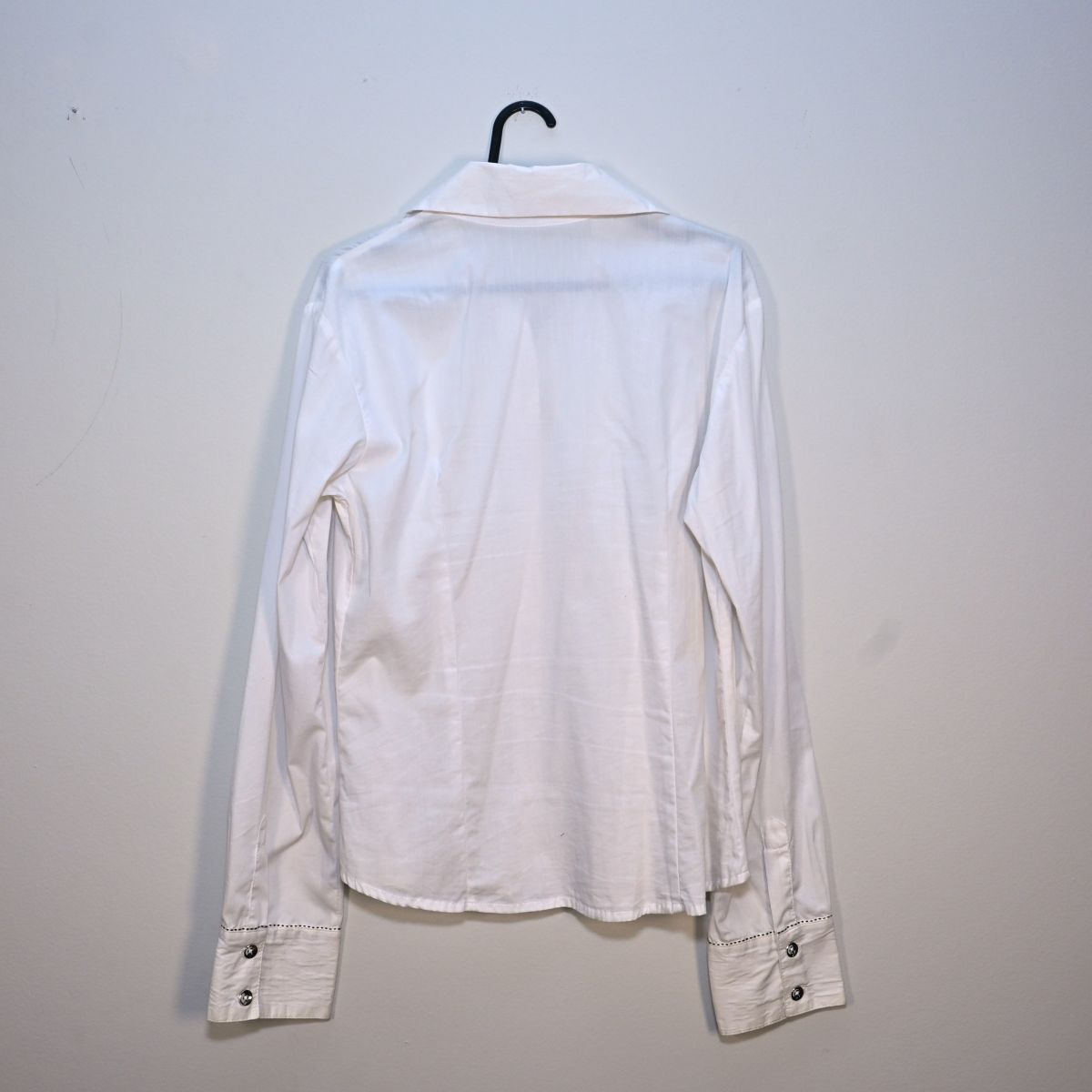 Camisa branca com botões prata