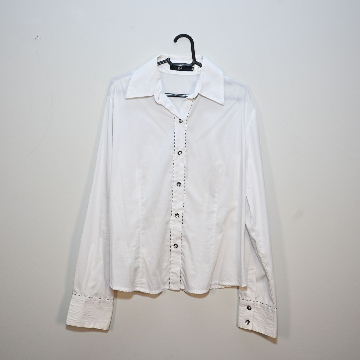 Camisa branca com botões prata