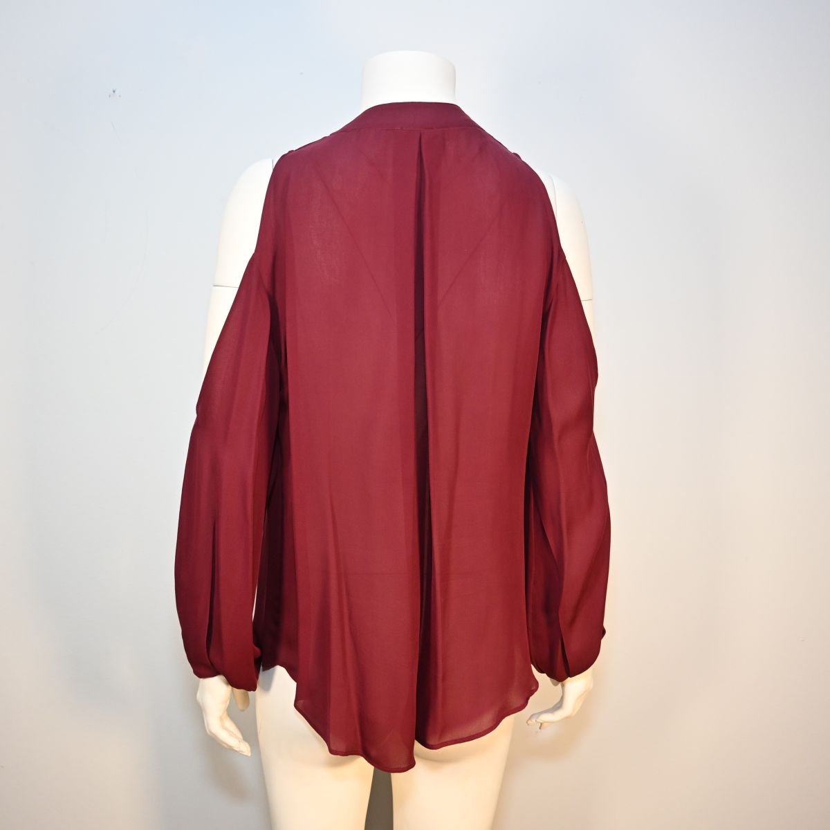 Blusa vinho com aberturta nos ombros