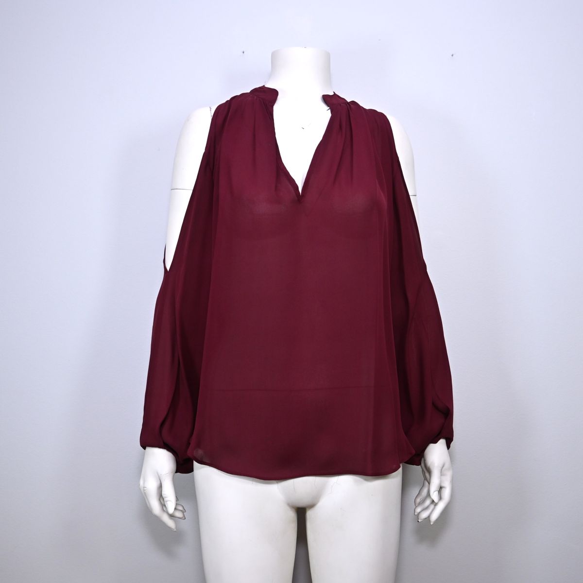 Blusa vinho com aberturta nos ombros
