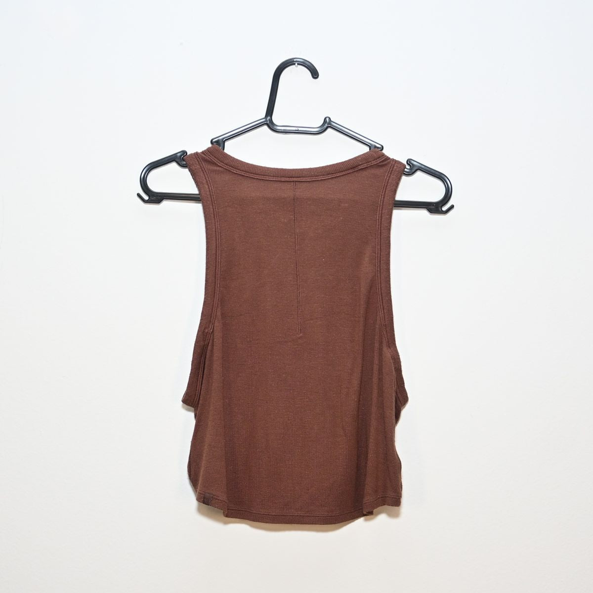 regata cropped marrom