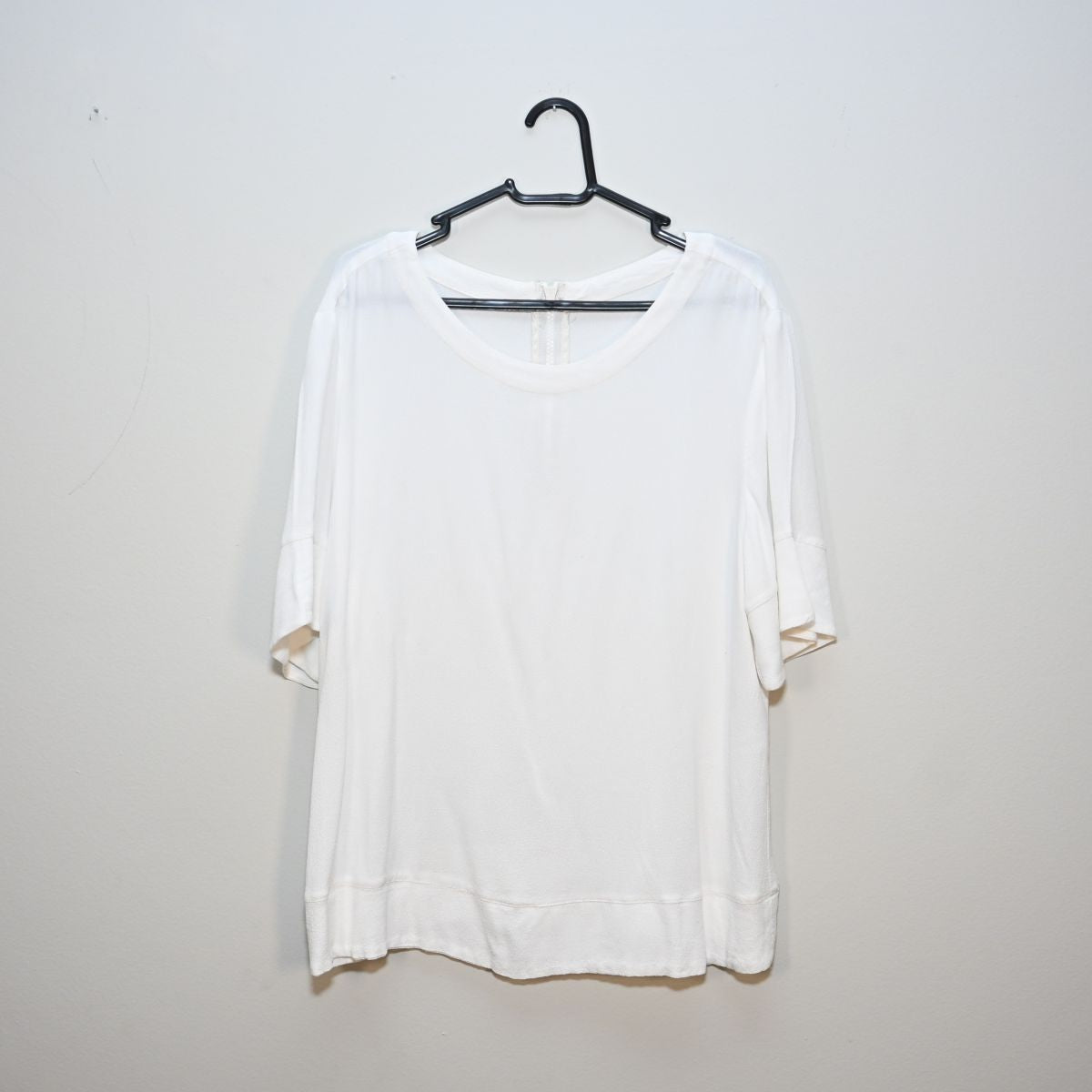 Camiseta branca com ziper nas costas