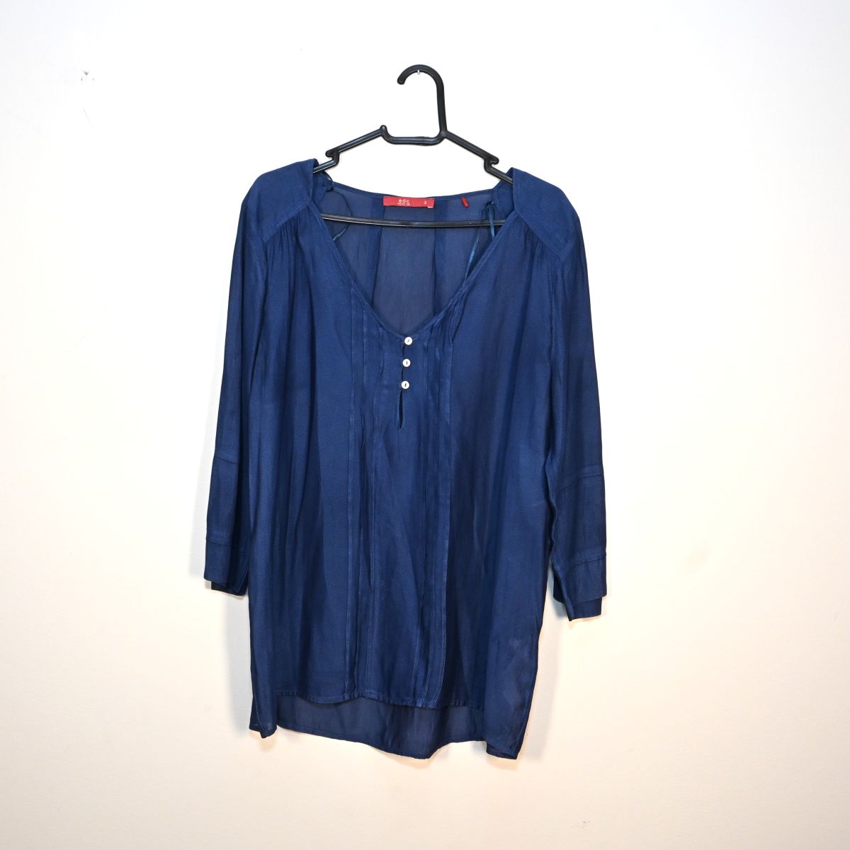 Blusa azul com botões