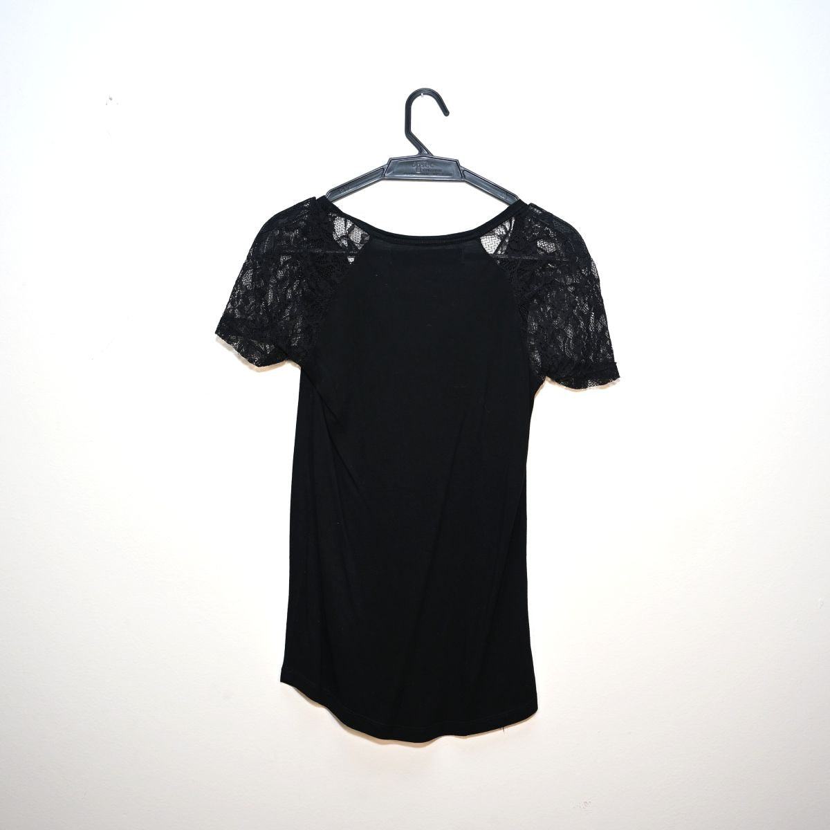 Camiseta preta com renda