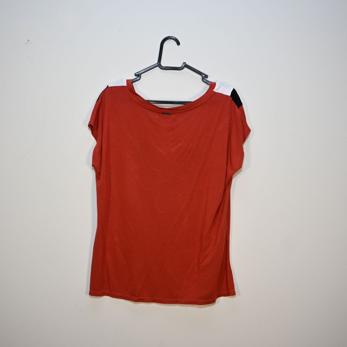 Camiseta terracota, reta e branca