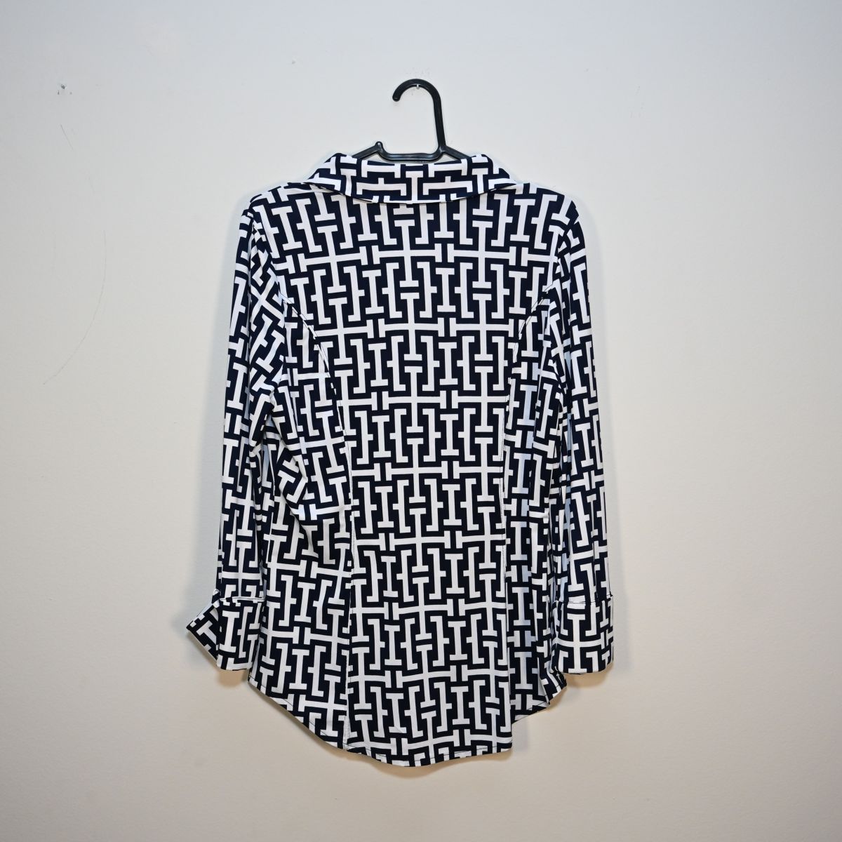 Camisa estampada branca e azul marinho