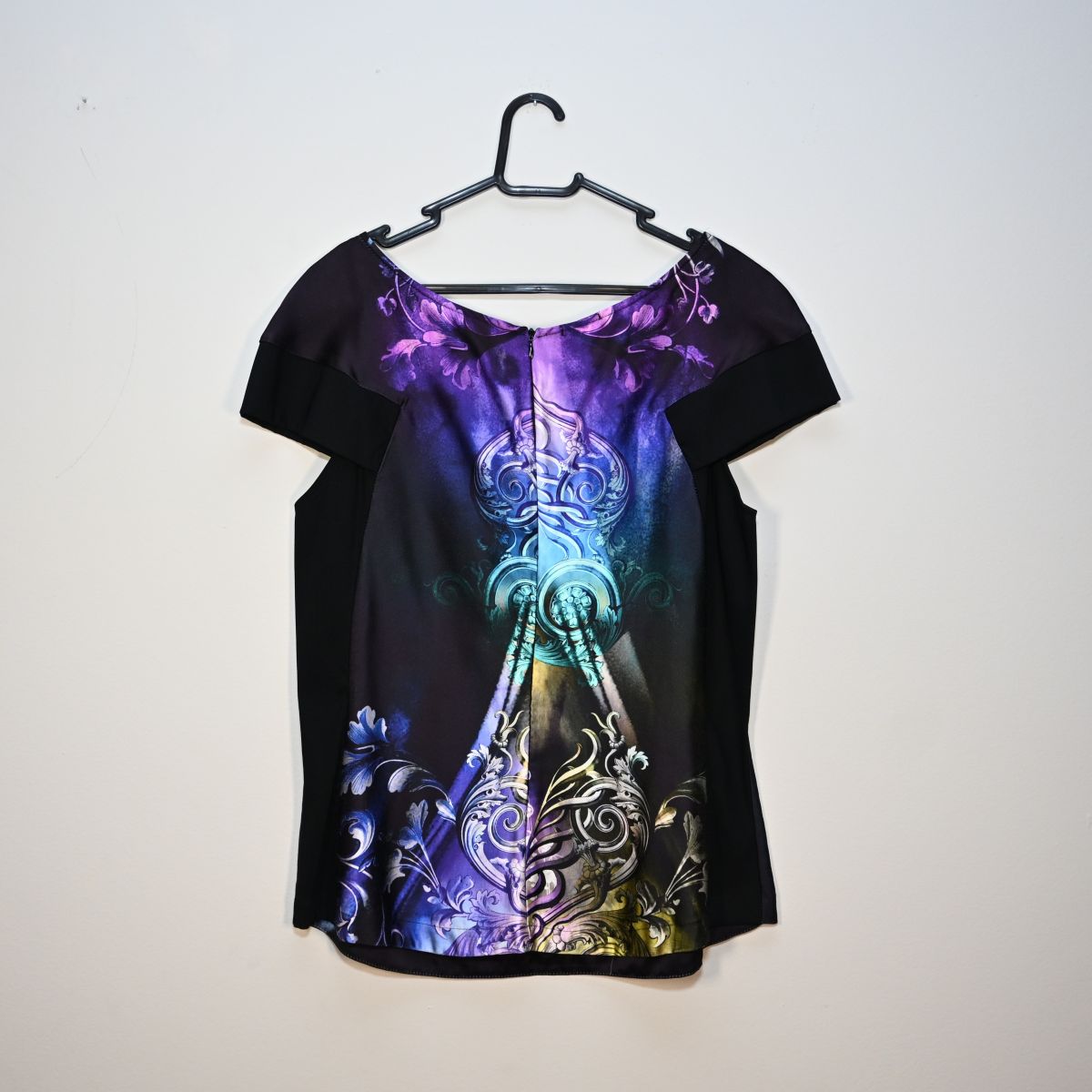 Blusa preta e estamapda