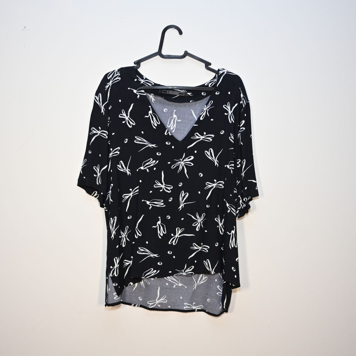 Camiseta preta com libelulas
