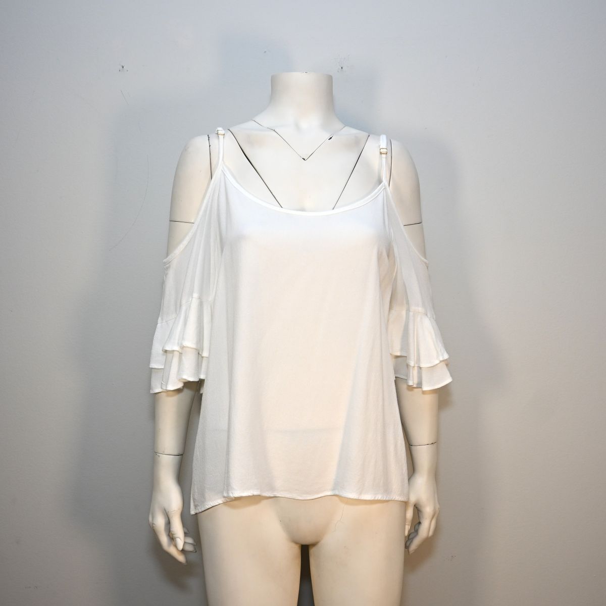 Blusa branca com ombros abertos
