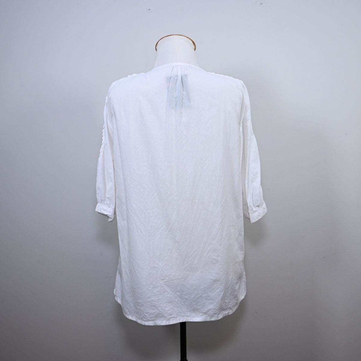 Blusa branca com aplicação de trabalho manual