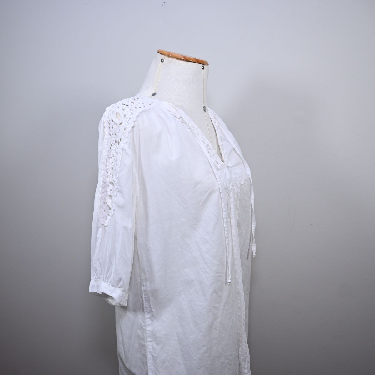 Blusa branca com aplicação de trabalho manual