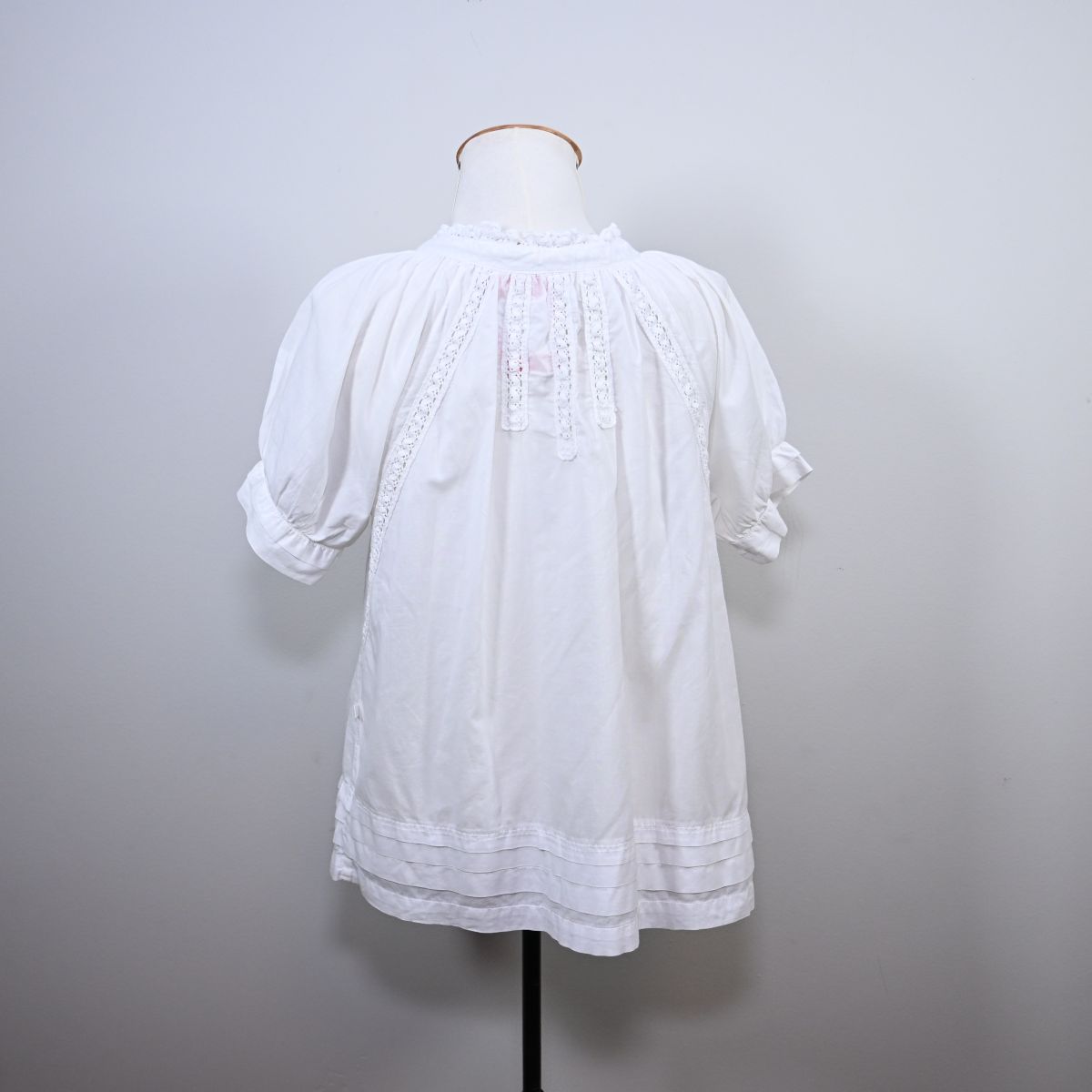 Blusa branca com aplicação de trabalho manual